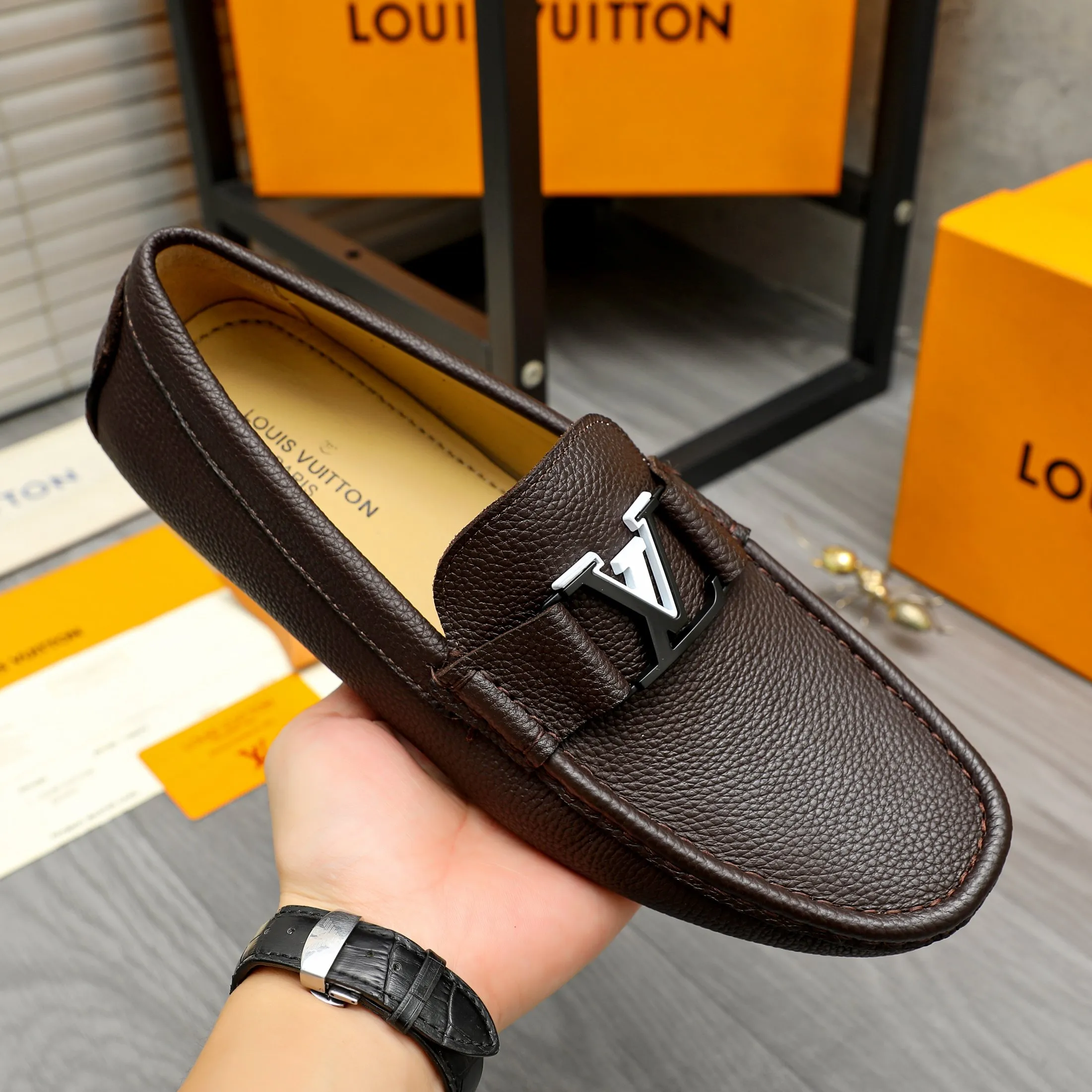 Men's shoes 💰420 Product trademark: LV "Louis Vuitton" casual slip-on shoes Regular size: 38-46 (45.46 custom-made, non-returnable) Product materials: Selected pebbled cowhide upper, sheepskin lining, original rubber outsole